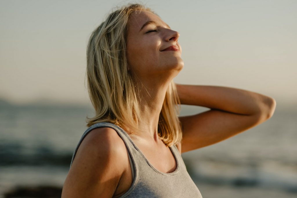 Cervicale, gli esercizi da fare a casa